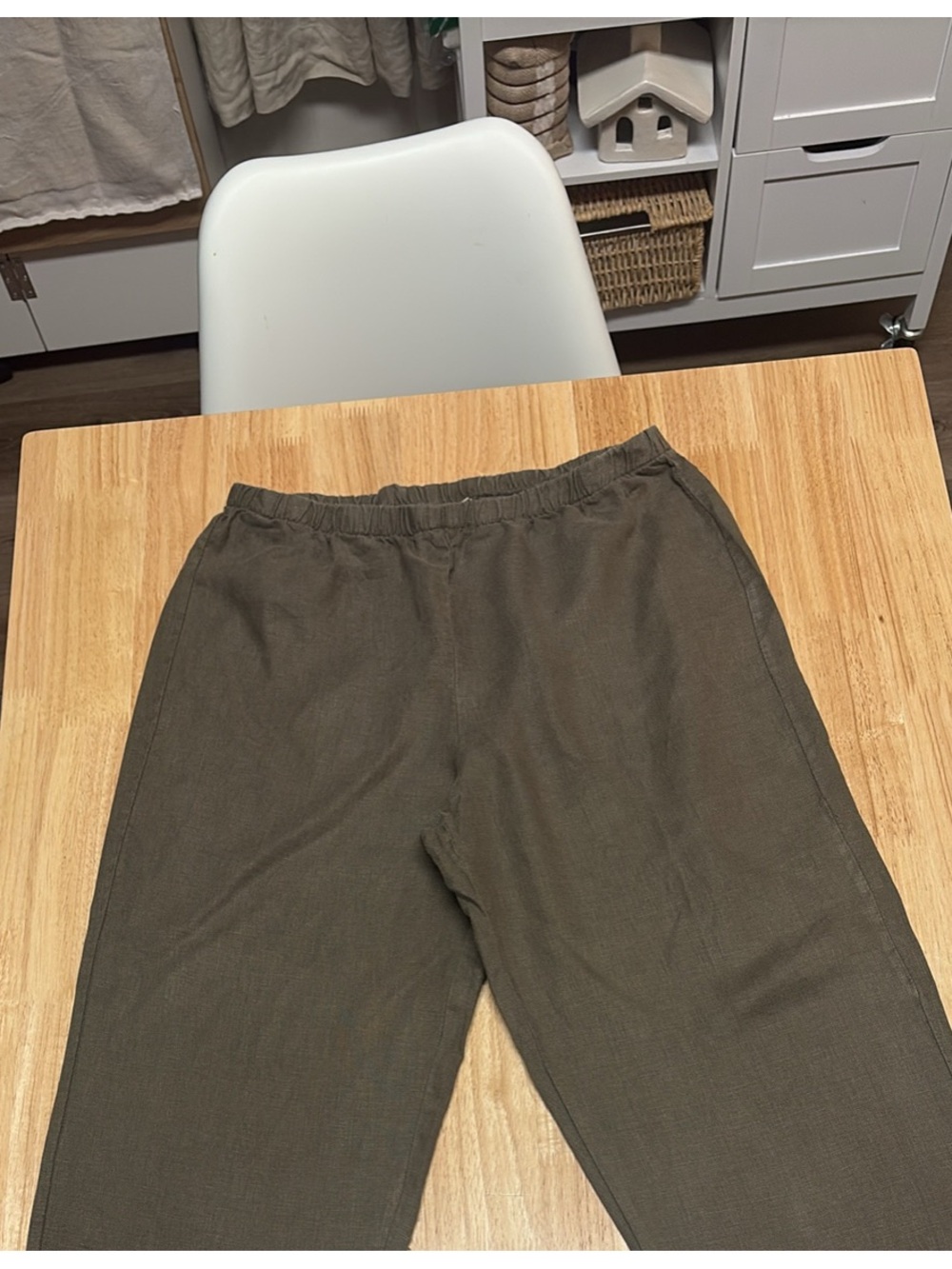 Women’s  Elastic-Waist Chinos in Olive green . 100% washable linen
